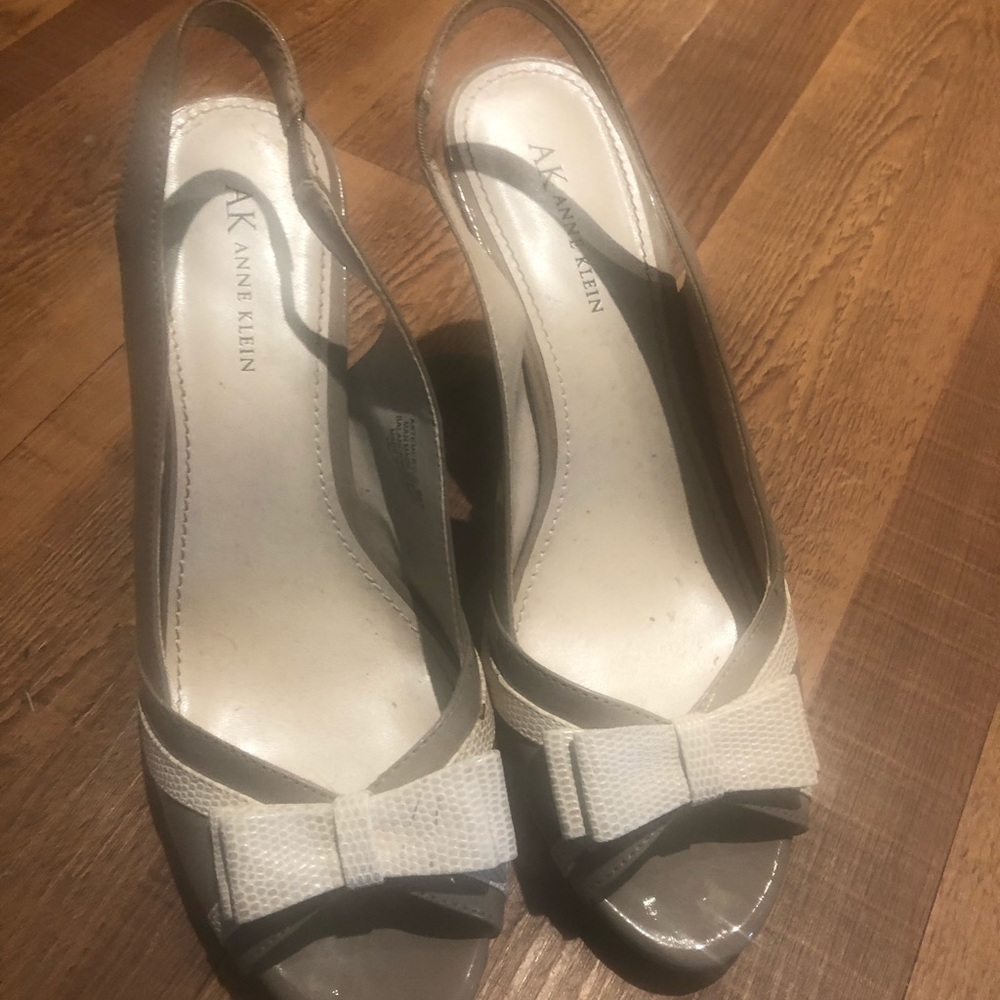 Anne Klein peeptoe gray and white heels bow detail